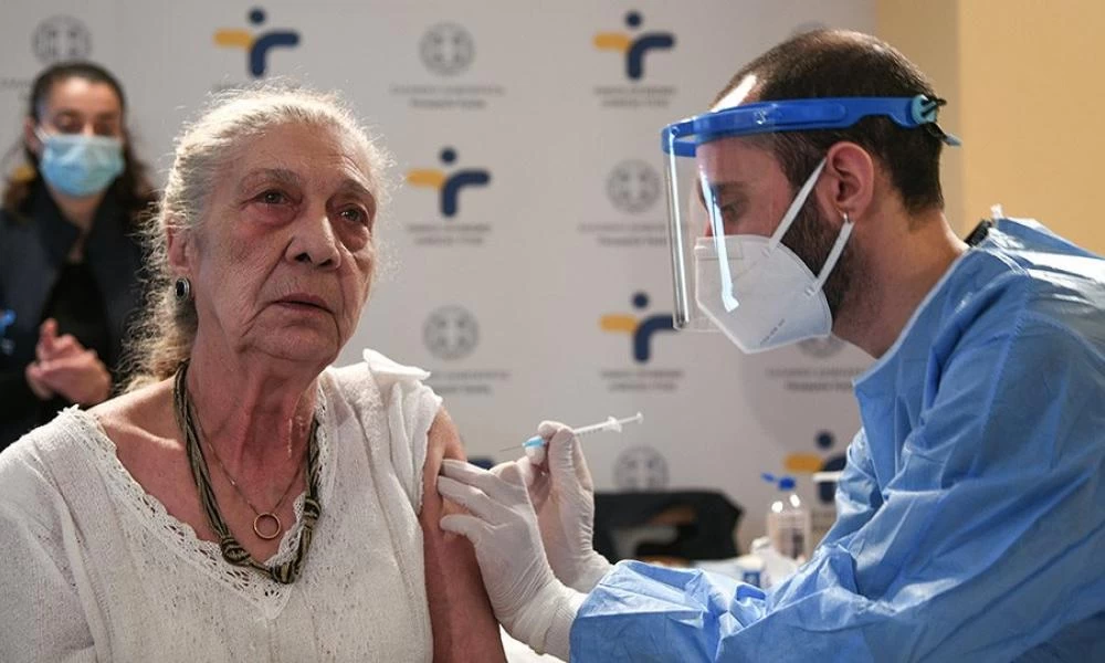 Αλλάζει το σχέδιο εμβολιασμού - Εμβόλιο μόνο σε νοσοκομεία